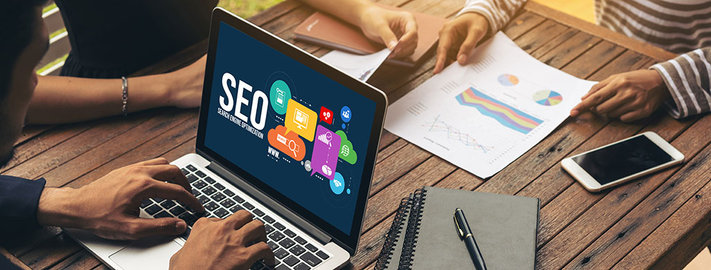 Zusammenarbeit am Laptop – Webentwicklung und SEO